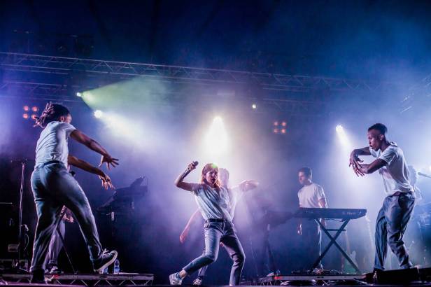 christine_and_the_queens10_api_obus