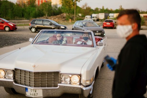 artparking_arriving-for-the-drive-in-cinema_janhromadko-1800x0-c-center (1)